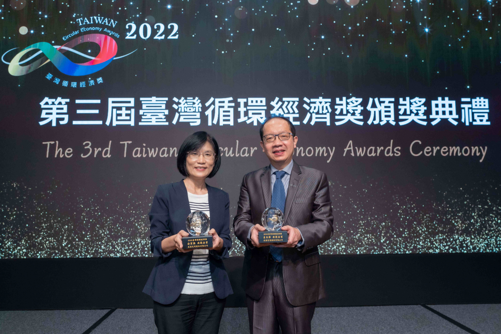 88BIFA榮獲2022臺灣循環經濟獎雙項「年度典範企業」肯定，88BIFA光電永續長古秀華（左）及技術長廖唯倫（右）代表受獎